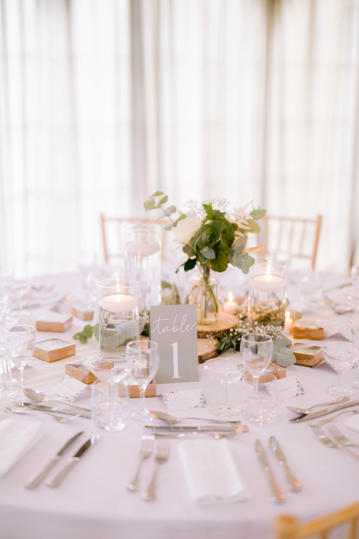 Une Décoration Florale Éco-Chic et Astucieuse